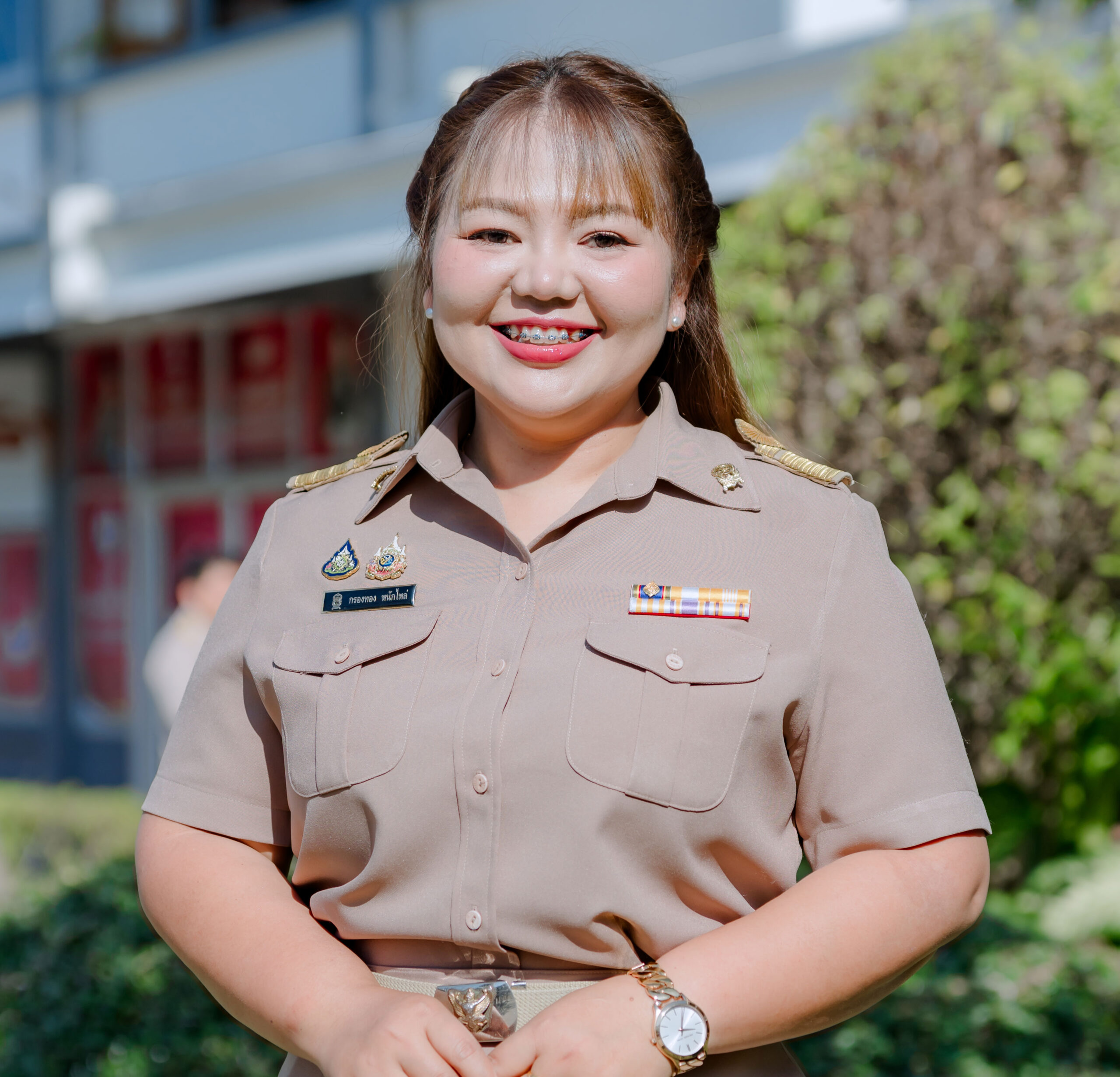 นางสาวกรองทอง หนักไหล่